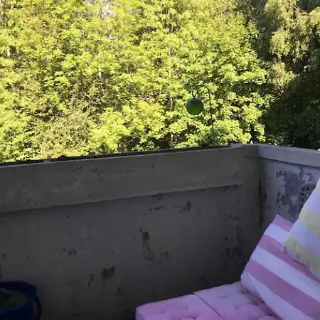 Spacious 2br In Quiet, Green Area Lejlighed