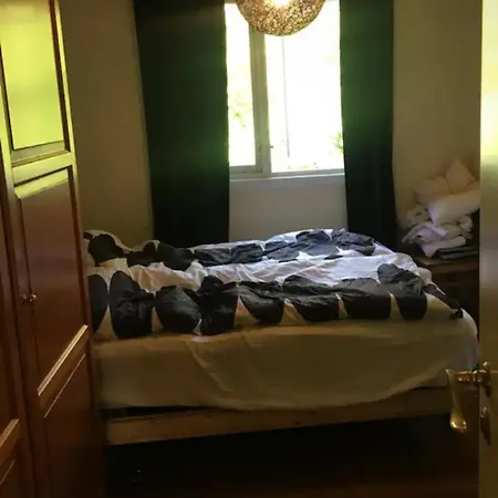 Spacious 2br In Quiet, Green Area Lejlighed *