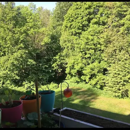 Spacious 2br In Quiet, Green Area Lejlighed